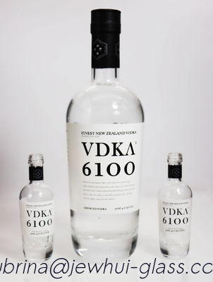 Buon prezzo 750ml VDKA 6100 VODKA GLASS BOTTLE, SUPER FLINT, PAPER LABEL DECORTION, New Zealand Vokda in linea
