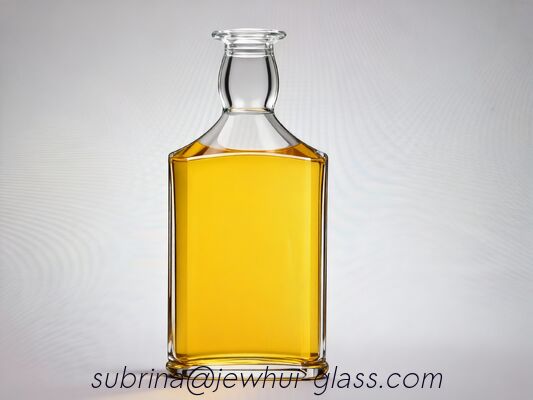 Buon prezzo 750 ml di bourbon, rum, whisky in bottiglia di vetro. in linea