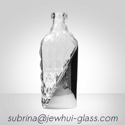 Buon prezzo Bottiglia in vetro di gin classico Perfetto per distillatori artigianali ed esportatori di bevande con vetro spessa e finitura elegante in linea