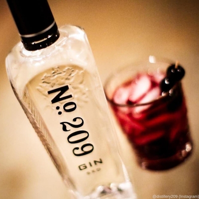 Buon prezzo la bottiglia di vetro di spirito di 200ml 500ml 1750ml ha impresso l'iscrizione 209 Gin Glass Bottle in linea