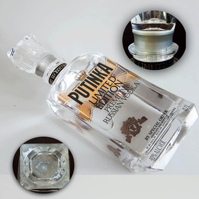 Buon prezzo la stagnola dorata della bottiglia di vetro del liquore di 900g Putika ha decorato il cappuccio di Arcylic in linea