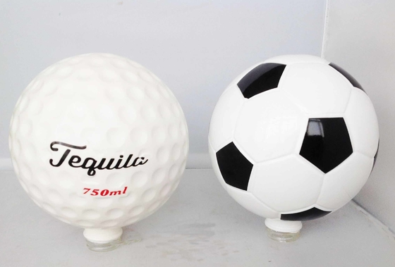 Buon prezzo Bottiglia di vetro di tequila del pallone da calcio con la pittura di pendenza di T Cork Screw Cap Full Coating in linea